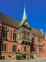 Hier ist einer von mehreren Erkern an der S�dfassade des Breslauer Rathauses zu sehen. Sein heutiges Erscheinungsbild verdankt das Rathaus einer aufwendigen Umbauphase im 16. Jahrhundert im Stil der Sp�tgotik. (29.07.2014)