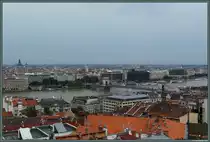 Blick von der Fischerbastei auf Budapest: In der Mitte befindet sich die Kettenbr�cke, welche die Stadtteile Buda und Pest verbindet. Links ist die Stefansbasilika erkennbar. (20.08.2014)
