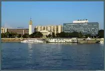 Auf Pester Seite der Donau liegt die H�laad�s-Kirche (Danksagungskirche), welche 1940 er�ffnet wurde. Umgeben ist sie von B�ro- und Wohngeb�uden. (20.08.2014)