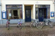 Blick aus einem Durchgang eines Hinterhofes auf eine gegen�ber liegende Gastst�tte in L�beck (Mai 2011)