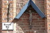 Oberhalb eines Durchgangs zu einem Hinterhof in L�beck (Mai 2011)