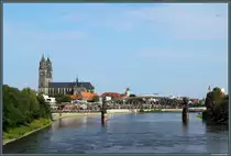 Blick von der Sternbr�cke auf die Hubbr�cke und den Magdeburger Dom: �ber die Hubbr�cke f�hrte einst die Bahnstrecke nach Biederitz, am Elbufer befand sich der erste Bahnhof von Magdeburg. Heute ist das Gebiet mit Neubauten �berbaut, die Hubbr�cke kann nur noch von Fu�g�ngern genutzt werden. Rechts des Domes ist das Kloster Unser Lieben Frauen erkennbar. (Magdeburg, 03.09.2014)