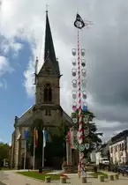Bischofsgr�n, evangelische Pfarrkirche und Maibaum, Aug.2014