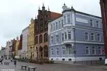 Restaurierte H�user auf der Nordseite vom  Alten Markt  mit dem sp�tgotischen  Wulflamhaus  mit sch�nem Pfeilergiebel in der Altstadt von Stralsund (Mai 2011)