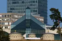 . Stadt Luxemburg - Das Mus�e d’Art Moderne Grand-Duc Jean, kurz Mudam, ist Luxemburgs Museum f�r moderne Kunst. Es befindet sich auf dem Gel�nde des Fort Th�ngen (Dr�i Eechelen) auf dem Kirchberg-Plateau in Luxemburg Stadt.

Architekt des am 1. Juli 2006 er�ffneten Geb�udes ist Ieoh Ming Pei, weshalb das Museum im Volksmund auch als Pei-Mus�e bekannt ist. Das Museum tr�gt den Namen von Gro�herzog Jean, dem Vater des derzeitigen Gro�herzogs Henri. 23.09.2014 (Jeanny)