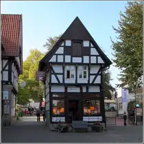 Bad Essen. Der Kirchhofspeicher am Kirchplatz beherbergt heute eine Goldschmiede. 18.09.2014 
Bad Essen ist mit seinen vielen Fachwerkgeb�uden ein Ort der Deutschen Fachwerkstra�e. Siehe: 
http://www.deutsche-fachwerkstrasse.de/de/index.php