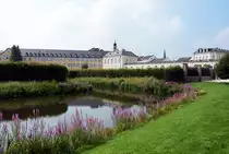 Seitenteil vom Schlo� Augustusburg mit M�nchweiher in Br�hl - 26.07.2014