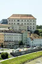 Linzer Schloss       


Das Linzer Schloss befindet sich auf einer Anh�he �ber dem Altstadtviertel von Linz direkt an der Donau.


Das Schloss ist an der Stelle des fr�heren r�mischen Kastells Lentia entstanden. Die erste bekannte Erw�hnung stammt von 799. Unter Kaiser Friedrich III. wurde 1477 die Burg zu einem Schloss umgebaut und diente ihm von 1489 bis 1493 als Residenz. Aus dieser Zeit stammt das heute noch erhaltene Friedrichstor, das auf einem Wappenstein die bekannte Inschrift A.E.I.O.U. tr�gt. Auch sein Sohn, Maximilian I. hielt sich �fter in Linz und im Schloss auf.



23.7.2012