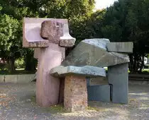 L�rrach, die Granitskulptur  Triade  auf dem Rathausplatz vom K�nstler G.Sangregorio, aufgestellt 1976, Sept.2014