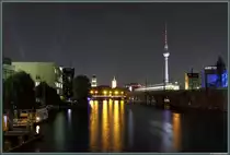 Von der Michaelbr�cke sieht man am 10.10.2014 den bunt angestrahlten Fernsehturm sowie die T�rme von Stadthaus und Rotem Rathaus. In der Mitte �berquert die Yannowitzbr�cke die Spree, rechts davon befindet sich die gleichnamige S-Bahnstation an der Stadtbahn.