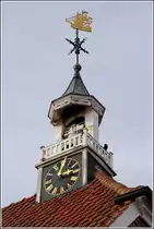 Greetsiel. Dachreiter mit Glocke und Uhr auf der Kirche von Greetsiel. 18.10.2014