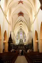 Remiremont, Abteikirche St. Pierre, Langschiff mit pr�chtigem Hochaltar aus schwarzem Marmor und wei�en Kalkstein (05.10.2014)