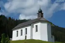 Kapelle St. Martin in Baad, direkt dar�ber die Bergstation der Walmendinger Hornbahn (Kleinwalsertal/�sterreich/August 2011)