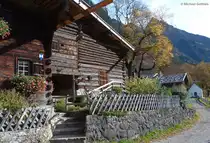 Herbstliche Aufnahme von Gerstruben mit zwei der denkmalgsch�tzen Holzh�user sowie die Marienkapelle (Landkreis Oberallg�u, Bayern, Oktober 2013)