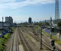 L�rrach, Blick von der Gleis�berf�hrung der Schwarzwaldstra�e auf das Bahngel�nde, in der Bildmitte das 86m hohe Rathaus der Stadt, Sept.2014