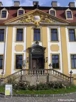 Details am Dachgiebel �ber dem Eingangsportal - Schloss Seu�litz (Gemeinde N�nchritz in Sachsen, Oktober 2008)