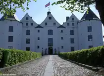 Aus der  Froschperspektive  - Schloss Gl�cksburg (Kreis Schleswig-Flensburg, Schleswig-Holstein, Mai 2010)