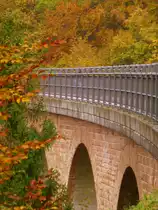 Deutschland, Rheinland-Pfalz, Eifel, Pleiner Viadukt im Herbst, L�nge 98 Meter, H�he �ber Tal 31 Meter auf dem Maare-Mosel-Radweg. Der MMR (58 km lang) verbindet Daun in der Vulkaneifel �ber die ehemaligen Bahnnebenstrecken Daun-Wengerohr und Wengerohr–Bernkastel-Kues mit dem Moseltal. 31.10.2014 