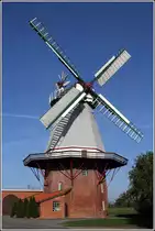 Die Windm�hle in Blender (Samtgemeinde Thedinghausen). Dieser Galerieholl�nder wurde 1872 errichtet, nachdem der Vorg�ngerbau - eine Bockwindm�hle - 1870 von einem Feuer vernichtet worden war. Die M�hle ist seit 2014 nach einer mehrj�hrigen Restaurierung wieder voll funktionsf�hig. 01.11.2014