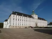 Das ehemalige Schloss Gottorf (im Bild der barocke S�dfl�gel, links der Schlachterturm) diente ca. hundert Jahre als Kaserne (D�nen, Preu�en, Wehrmacht) zuvor war das wertvolle Inventar (Kunstkammer und umfangreiche Bibliothek) aus der Zeit der K�nige und Herz�ge nach Kopenhagen verbracht worden. Jetzt beherbergt es das Landesmuseum Schleswig-Holstein. Der ehemalige Exerzierplatz dient als Parkplatz; 01.11.2014
