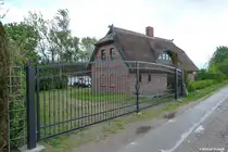 Reetdach gedecktes Haus hinter Alt-Reddwitz auf der Reddevitzer H�ft - M�nchgut, R�gen, Mai 2011