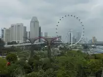 Am 4.10.2014 der erste Tag in Singapur ging es quer durch die Stadt um das Marina Bay Sands Hotel zu finden. Nach Erkunden des Hotels ging es weiter zu den Gardens by the Bay eine riesige Parkanlage mit Stahlkonstruktionen die wie B�ume aussehen sollten und auch von Pflanzen bewachsen sind.
Weiters zu sehen der Singapore Flyer und Hochhauswald von Singapur.