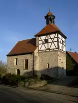Bergertshofen, Ev. St. Nikolaus Kirche, erbaut im 12. Jahrhundert, kleiner Rechteckbau mit tonnengew�lbtem Ostchor, Fachwerkturm von 1598 (03.11.2014)