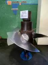 Kochel am See, ausgestellte Kaplan-Turbine im Walchenseekraftwerk, die 2200KW leistende Turbine stammt aus dem Niedernach-Kraftwerk in unmittelbarer N�he, Aug.2014