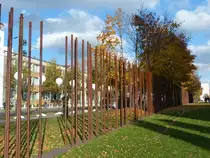 Schattenwurf durch die Mauer - beziehungsweise die Stahl-Stehlen an der Bernauer Stra�e. Die im Hintergrund zu sehende Lichtgrenze zog an diesem Wochenende tausende Interessierte an, �berall h�rte man Gespr�che in allen m�glichen Sprachen und auch immer wieder die an kleine Kinder gerichtete Erkl�rung, wie das mit der Stadtteilung damals so war. 8.11.2014