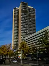 Das B�rohochhaus des Geb�udekomplexes  Steglitzer Kreisel  im Berliner S�dwesten im Ortsteil Steglitz ist mit ca. 120 m h�her als die <a href= http://www.panoramio.com/photo/84946578 >Hochh�user am Potsdamer Platz</a> und aktuell das vierth�chste Hochhaus in Berlin. Es wurde zwischen 1968 und 1980 erbaut und nach Fertigstellung durch die �rtliche Bezirksverwaltung genutzt. Wegen Asbestbelastung steht das imposante Geb�ude mit seiner markanten dunklen Fassade und dem au�ergew�hnlichen Grundriss seit November 2007 leer. Unter dem Geb�udekomplex befindet sich der U-Bahnhof Rathaus Steglitz. (02.11.2014)