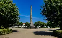 In der Mitte des Circus in Putbus erinnert dieser Obelisk an die Ortsgr�ndung. Der Circus ist ein Rondellplatz, der von klassizistischen Geb�uden umgeben wird. Das gesamte Ensemble wurde 1845 fertiggestellt. (26.07.2014)