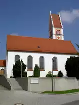 Igenhauen, Kath. Pfarrkirche St. Michael, erbaut im 16. Jahrhundert, flachgedeckter Saalbau mit eingezogenem Chor, n�rdlicher Satteldachturm mit Treppengiebel (07.09.2014)