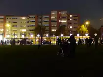 Die Stra�enbahn  rauscht  vorbei, in Wirklichkeit ging es an diesem Feiertag in der Bernauer Stra�e bestenfalls mit Schrittgeschwindigkeit voran, da viele - vielleicht mit einem gewissen Misstrauen der �berraschend nicht streikenden S-Bahn gegen´�ber - mit dem Auto anreisten. 9.11.2014, Bernauer Stra�e