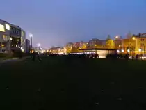 Wo einst die Mauer stand, sind es nun mancherorts Townhouses. So eine Lage l�dt zum Tr�umen ein - innerst�dtisch, eine riesige Freifl�che (ehemaliger Mauerstreifen) direkt vor dem Fenster ... 9. November 2014, an der Bernauer Stra�e