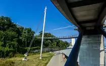 In Sassnitz f�hrt diese imposante Fu�g�nger-H�ngebr�cke mit einer L�nge von 274 Metern seit 2007 vom Stadtzentrum zum alten Hafengel�nde, das sich inzwischen zu einem touristischen Schwerpunkt entwickelt hat. (26.07.2014)