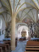 Irschen, Innenraum der Pfarrkirche St. Dionysius, sp�tgotischer Hochaltar von 1515, 
Marienaltar links von 1760, Kreuzaltar rechts von 1730, Sternrippengew�lbe im Langschiff (19.09.2014)