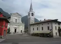 Ampezzo, Marktplatz mit Pfarrkirche San Daniele, erbaut um 1900 (20.09.2014)