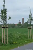 Von Pugarten aus auf der verkehrsberuhigten Stra�e immer geradeaus in Richtung K�ste mit Blick auf die beiden Leuchtt�rme von Kap Arkona (Halbinsel Wittow, R�gen, Mai 2011)