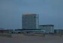 Hotel Neptun in Rostock-Warnem�nde am Abend. - 15.01.2014