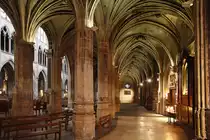 Paris, Pfarrkirche Saint-S�verin. Der Ursprung der Kirche geht ins 6. Jh. zur�ck; nach mehreren Bauten verschiedener Epochen bleibt die mehrheitlich sp�tgotische und 5-schiffige Basilika (13. - 15. Jh.) erhalten. Gut sichtbar: die Rippenb�ndel leiten den Gew�lbeschub direkt �ber die S�ulen nach unten, d.h. es gibt hier keine Kapitelle. Innenaufnahme mit Blick vom Chorumgang in Richtung s�dliche Seitenschiffe sowie Teil Hauptschiff, 21. Nov. 2014, 15:51