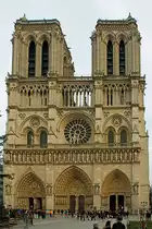 Paris, Kathedrale Notre Dame. Doppelturm-Westfassade mit den Eingangsportalen, der K�nigsgalerie und dem Rosenfenster. Bau um etwa 1200. Die T�rme wurden nie vollendet und erreichen eine H�he von 69 m. Aufnahme vom 21. Nov. 2014, 16:28