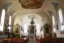 Hittisau, Innenraum der Dreik�nigskirche, Altarbilder von Josef Bucher, Gem�lde im Chor von Kurt Scheel, Deckengem�lde im Langhaus von Waldemar Kolmsperger (12.10.2014)
