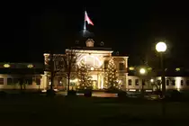 Auch das Kurhaus in Bad Rothenfelde erstrahlte am 27.11.2014 bereits in weihnachtlichem Lichterglanz. Der morgendliche leichte Wind belebte zudem die Szene, Indem er die Fahne auf dem Geb�ude aufbl�hte!