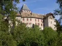 Schloss Blonay, erbaut ab 1175 durch Wilhelm II von Blonay, m�chtiger viereckiger Bergfried, Schlosskapelle aus dem 15. Jahrhundert, Ehrenhof von 1677 (12.09.2010)