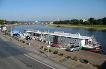 Theater und Restaurant auf einem Kahn, das ist einmalig in Deutschland. Theaterkahn  Marion , ein ehemaliger Elbkahn, mit Theater  Dresdner Brettl  und Restaurant  Kahnaletto ; Dresden, 17.09.2007
