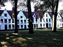 Der Beginenhof ist eine Oase der Ruhe - wenn nicht gerade Touristengruppen den Innenhof bev�lkern (September 2002).