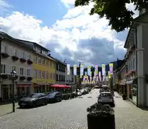 Wolfach, Blick in die fahnengeschm�ckte Marktstra�e, Aug.2014