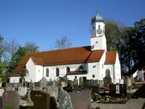 Eurasburg, Pfarrkirche Hl. Kreuz, flachgedeckter Saalbau mit eingezogenem Chor, Turm mit Zwiebelhaube, Chor und Langhaus 12. Jahrhundert, Erweiterungen 1875 und 1935 (19.10.2014)