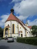 Herrieden, Stiftskirche St. Vitus und Deocar, erbaut ab 1071, fr�hgotische T�rme erbaut im 13. Jahrhundert, Chor erbaut von 1447 bis 1461 (16.06.2013)