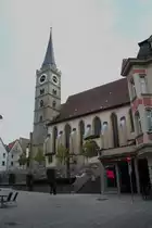 Ochsenfurt, Pfarrkirche St. Andreas am Kirchplatz, dreischiffige sp�tgotische Hallenkirche, erbaut im 14. Jahrhundert, Turm mit Spitzhelm (26.10.2014)